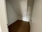 Abstellraum - moderne Ausstattung trifft traumhafte Aussicht: 2-Zimmer im Dachgeschoss mit Außenstellpatz