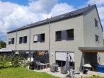 Vorderansicht Haus und Einfahrt - Ihr Perfektes Eigenheim: modernes Reiheneckhaus mit Garten und Doppelstellplatz